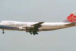 Boeing 747 China Airlines s 225 lidmi na palubě se v deseti kilometrech nad zemí zčistajasna rozpadl - Médium.cz